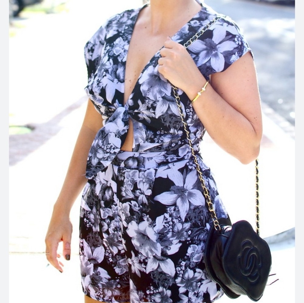 ASTR Black and White Floral Front Tie Romper size Medium